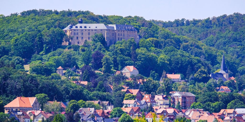 Das Große Schloss Blankenburg thront weithin sichtbar über der Stadt. Nach der Winterpause laden die Schlossretter wieder zu regelmäßigen Führungen ein und informieren über das Jahresprogramm.