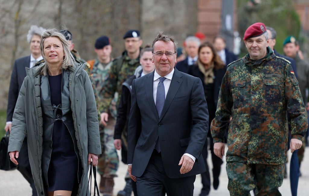 Bundesverteidigungsminister Boris Pistorius (M) und seine niederländische Amtskollegin Kajsa Ollongren in Veitshöchheim.