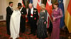 Die Tänzerin Motsi Mabuse (2.v.l.) schüttelt die Hand von König Charles III. (M) neben Königsgemahlin Camilla (2.v.r.) und Elke Büdenbender (r), die Frau von Bundespräsident Steinmeier.