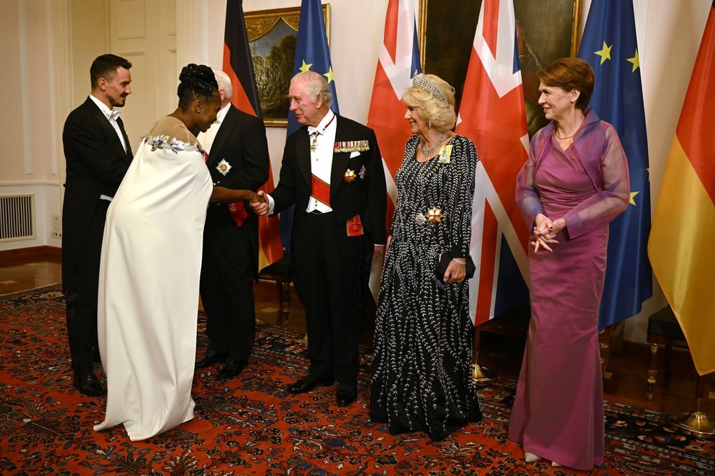 Die Tänzerin Motsi Mabuse (2.v.l.) schüttelt die Hand von König Charles III. (M) neben Königsgemahlin Camilla (2.v.r.) und Elke Büdenbender (r), die Frau von Bundespräsident Steinmeier.