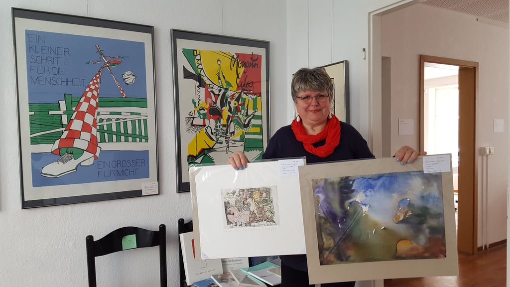 Die Vorsitzende des Halleschen Kunstvereins, Annetta Kirsch, lädt zur Verkaufsausstellung in die „Kleine Galerie“.