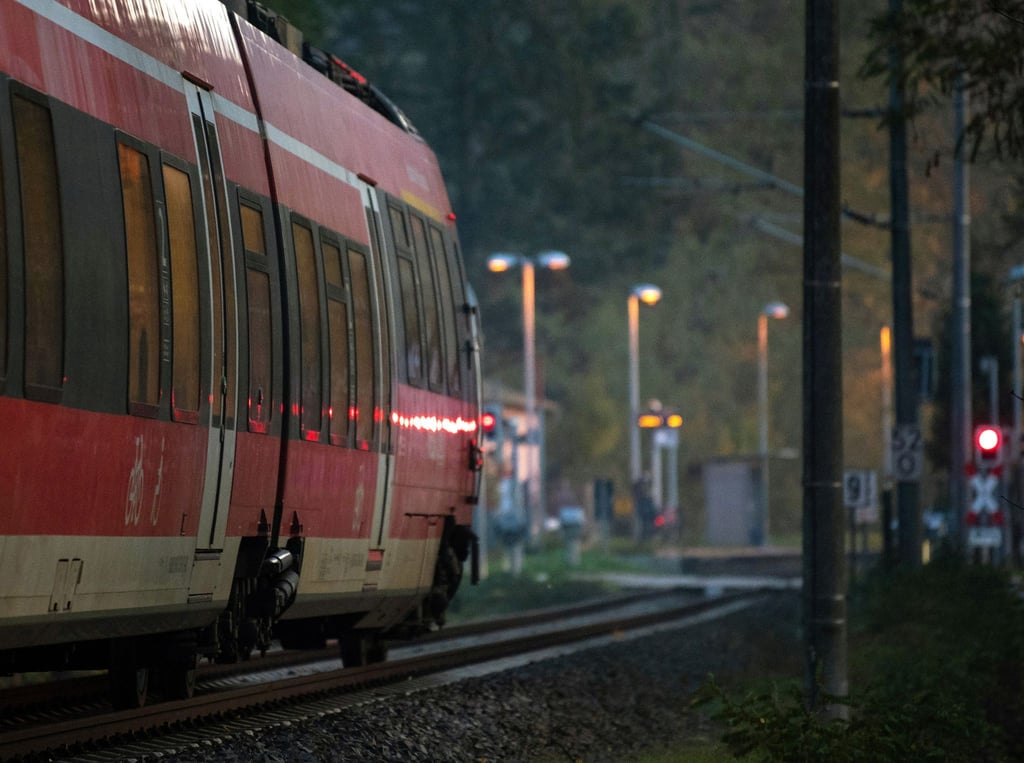 Ist ein Schüler in der Schülerunfallversicherung versichert, wenn er beim Bahnsurfen auf dem Heimweg von der Schule einen Stromschlag erleidet? Das Bundessozialgericht sagt ja.