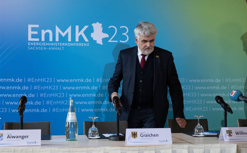 Armin Willingmann (SPD), Energieminister in Sachsen-Anhalt, vor der Presse.