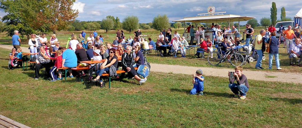 Wo aktuell der Osterfeuerberg aufgeschichtet wird, soll es in diesem August nach dreijähriger Pause wieder ein Brückenfest geben.