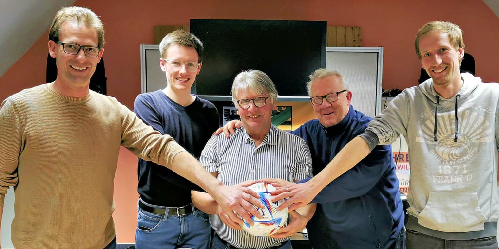 Die Organisatoren für das Fußball-Benefizspiel am 17. Juni in Schwiesau: Andreas Beneke (von links), Lukas Kösterke, Klaus-Peter Krebs, Michael Fuhrmann und Franz Beneke halten die Fäden für das Highlight zusammen und hoffen auf eine rege Zuschauerresonanz.