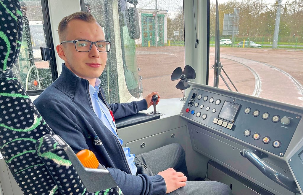 Niklas Grigo fühlt sich wohl hinter dem Steuer der Straßenbahn.