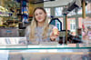 Olya Kapashchuk arbeitet im Eiscafé am Postplatz in Haldensleben. Seit dem 1. März haben sie wieder geöffnet.