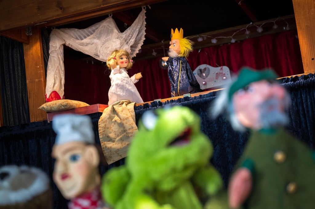 Die Oldersumer Puppenspölers proben ein Theaterstück.