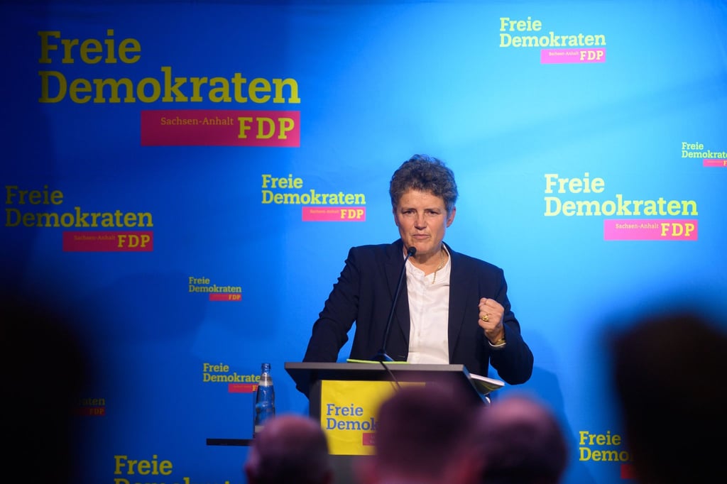 Lydia Hüskens, Vorsitzende der FDP-Sachsen-Anhalt, spricht auf dem Landesparteitag zu den Delegierten.