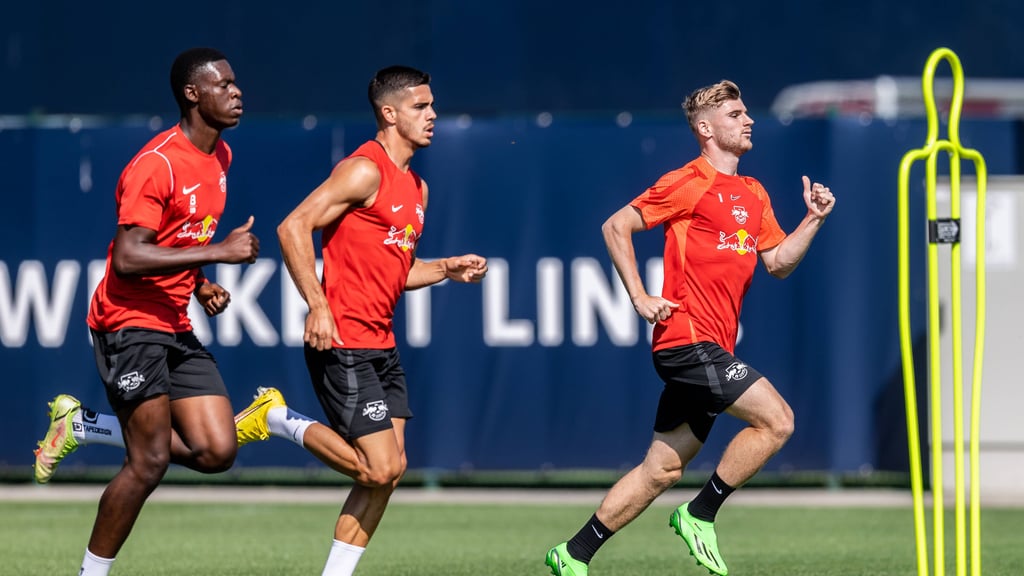 Noel Atom (l.) beim Training mit den RB-Profis.