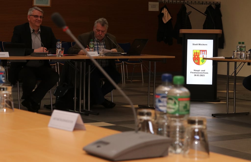 Viel Neues gab es am Freitag: Tischmikrofone, Rednerpult und auch der künftige Hauptamtsleiter Bernhard Ruth (hinten links) wohnte der Ausschusssitzung bei.