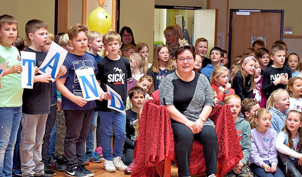 Mit vielen herzlichen Wünschen und dem gemeinsam gesungenen Weinberglied verabschiedeten die Grundschüler gestern Petra Fischer in den Ruhestand.