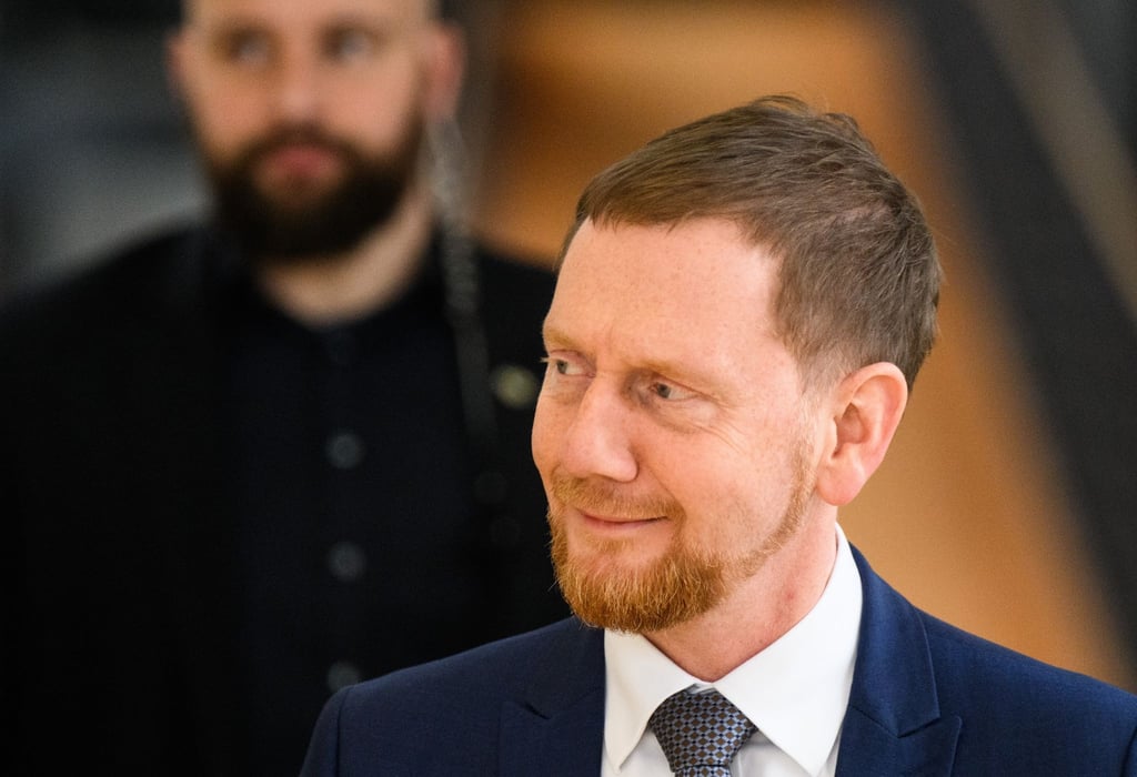Michael Kretschmer (CDU), Ministerpräsident von Sachsen, kommt vor Beginn der Sitzung des Sächsischen Landtags zum Plenarsaal.