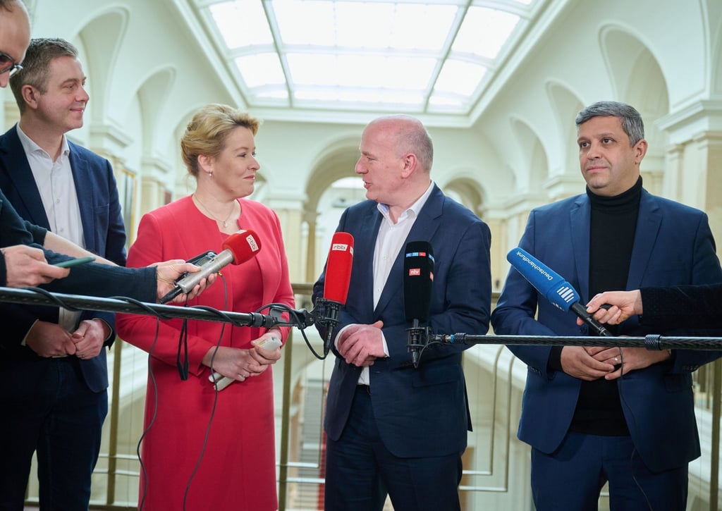 Stefan Evers (CDU, l-r), Generalsekretär, Franziska Giffey (SPD), Kai Wegner (CDU), und Raed Saleh, geben vor der Koalitionsverhandlungen ein Statement.