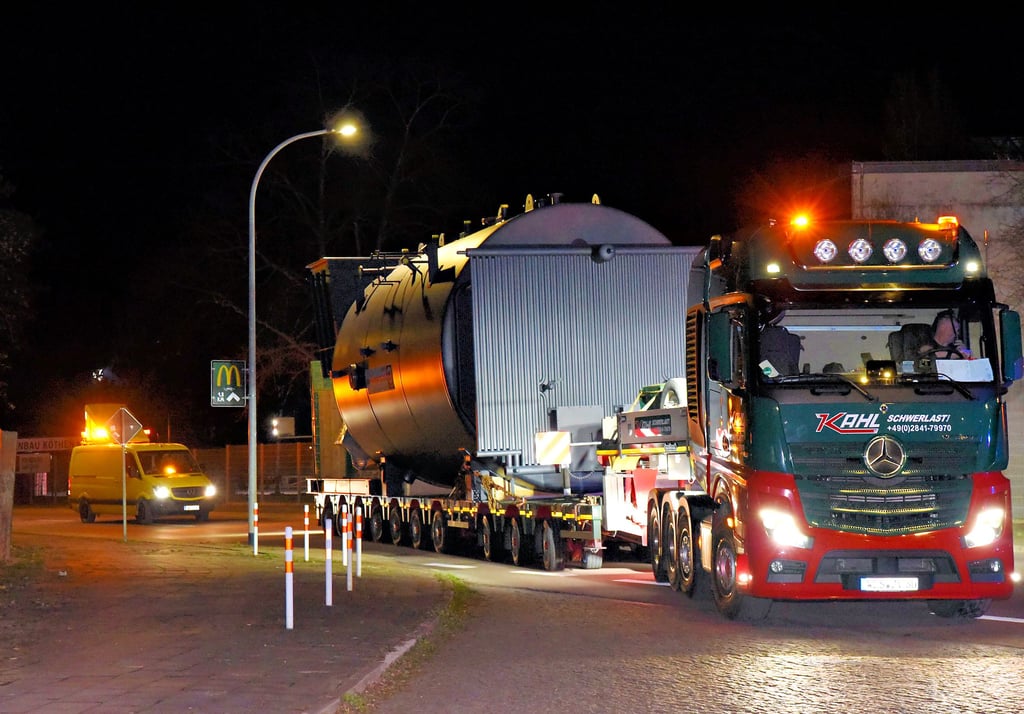 Am Mittwochabend fuhr der Schwertransport los in Köthen. Der Kessel ist 9,50 Meter lang und hat einen Durchmesser von 4,60 Meter.
