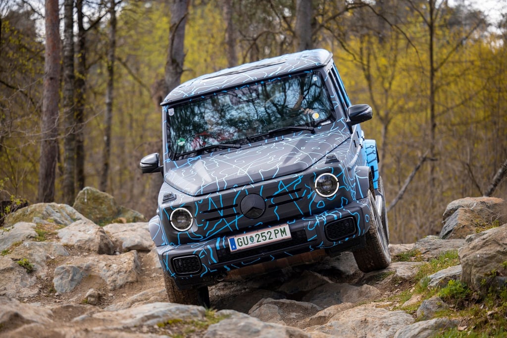 Mit Prototyp über Stock und Stein: Auch der Mercedes EQG, die elektrische Version der G-Klasse, soll wieder über gute Offroad-Eigenschaften verfügen.