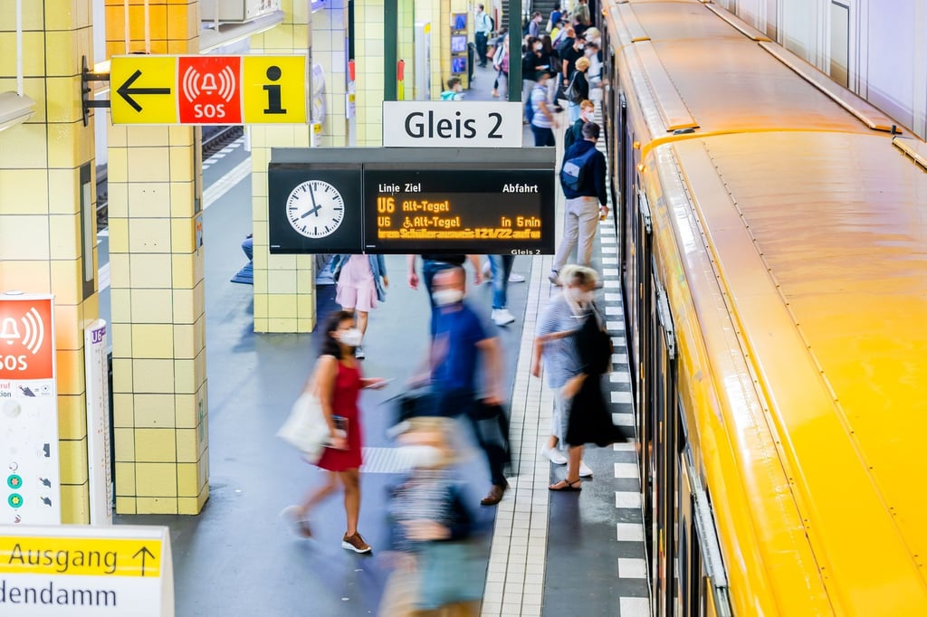 Fahrgäste steigen in die U-Bahn.