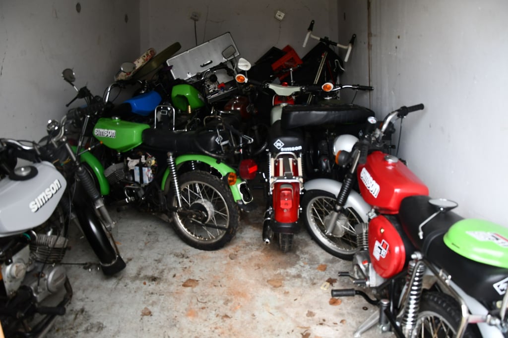 Die Polizei entdeckte zahlreiche gestohlene Mopeds in einer Garage in Leuna-Daspig.