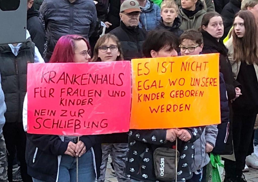 Trotz vieler Proteste werden Geburtshilfe und Kinderklinik in Zeitz geschlossen. Eine fatale Entscheidung, sagt Die Linke.