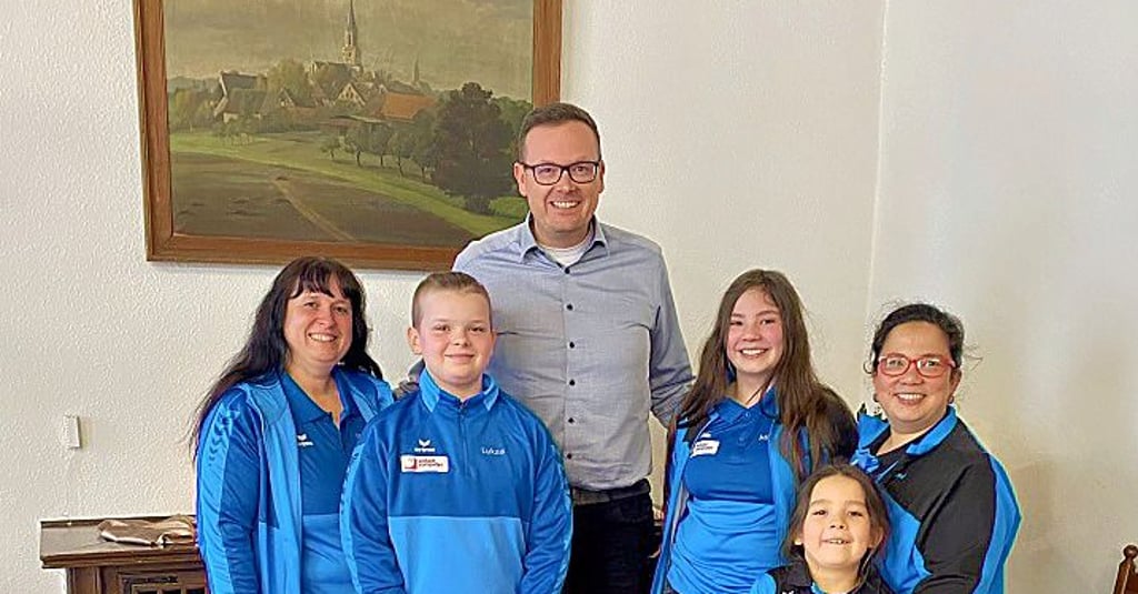 Ein Erinnerungsfoto im Coswiger Rathaus