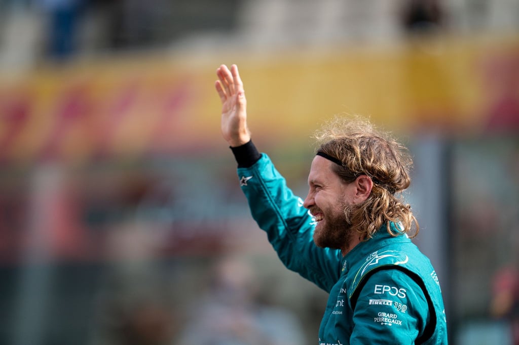 Sebastian Vettel aus Deutschland vom Team Aston Martin winkt den Fans vor seinem letzten Rennen beim Großen Preis von Abu Dhabi.