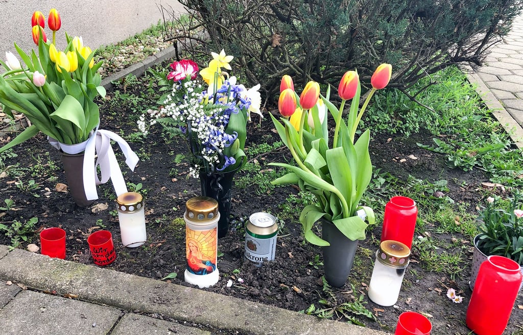 Blumen und Kerzen vor dem Wohnhaus des Toten