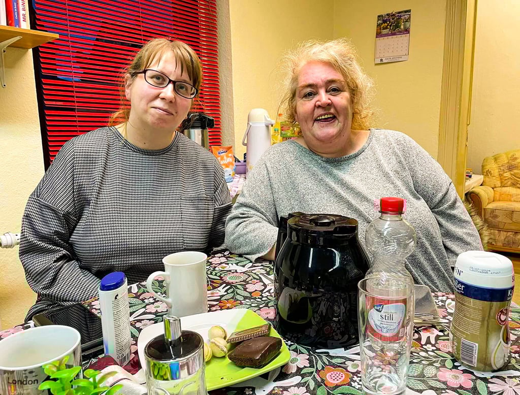 Yvonne Metze (links) und Heike Gutenberger betreuen als Ehrenamtliche die Kleiderkammer in Lützen.