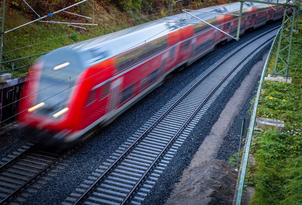 Ein Nahverkehrszug fährt über die neu gebaute Bahnstrecke zum Schweriner Hauptbahnhof.