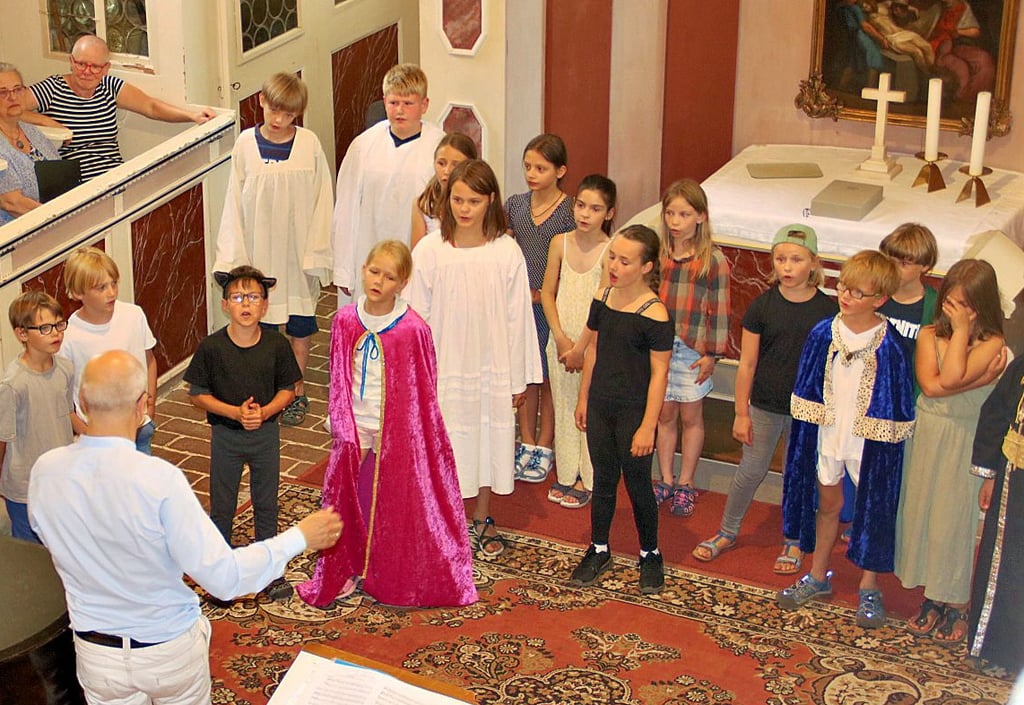 Auftritt des Kinderchores der Biederitzer Kantorei und der St. Mechthild Schule Magdeburg in der Kirche in Biederitz.