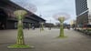Wie könnten sie aussehen, die Baumskulpturen vor dem Neustadt Centrum? MZ-Grafiker Tobias Büttner hat Skulpturen, wie sie in Singapur stehen, in einer Montage vor die Scheibe A platziert. Noch ist aber unklar, wie die halleschen Exemplare aussehen. Das soll ein Gestaltungswettbewerb klären.