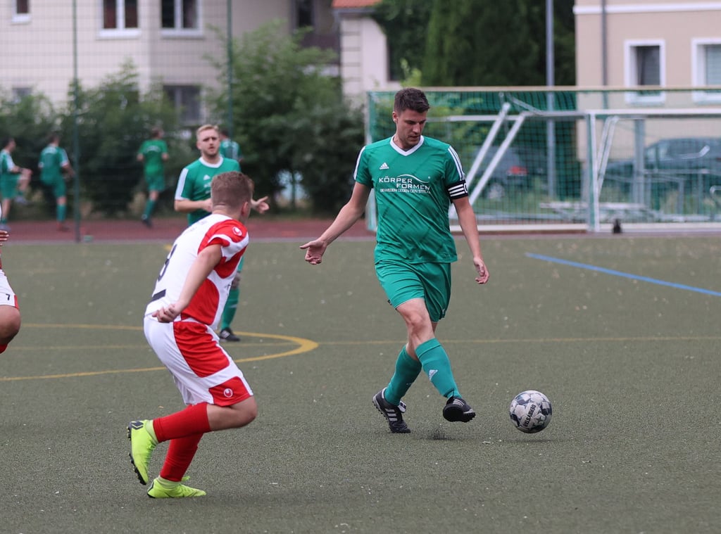 Sascha Gruschinski (am Ball) und der BSV 79 arbeiten Fußball.