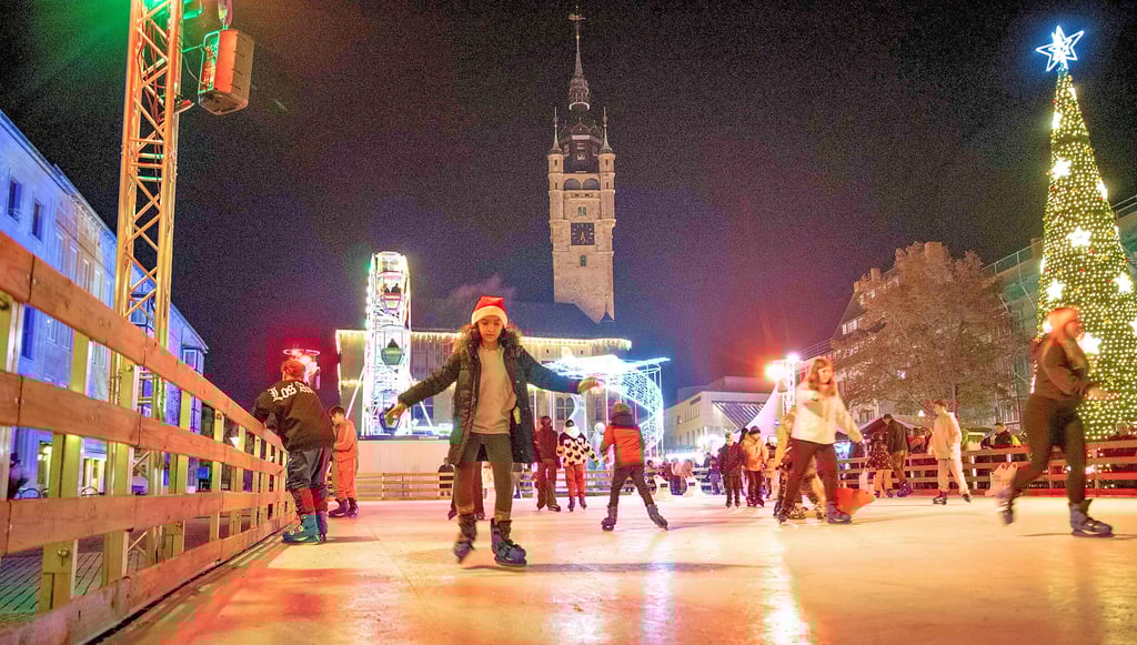 Eine Eisbahn gehörte in den vergangenen Jahren zum Weihnachtsmarkt in Dessau dazu. Doch die Kosten sind potenziellen Betreibern hoch.