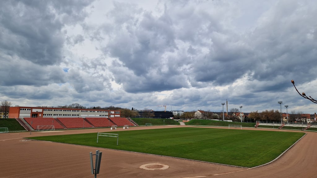 Das Stadion in Halle-Neustadt wird nicht nur für Sportveranstaltungen genutzt. Zum Ende des Ramadan wollen die Muslime der Stadt hier ihr Zuckerfest feiern.