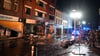 Trümmer auf der Straße in Eschweiler, wo bei einer gewaltigen Explosion in einem Wohn- und Geschäftshaus 16 Menschen teils lebensgefährlich verletzt wurden.