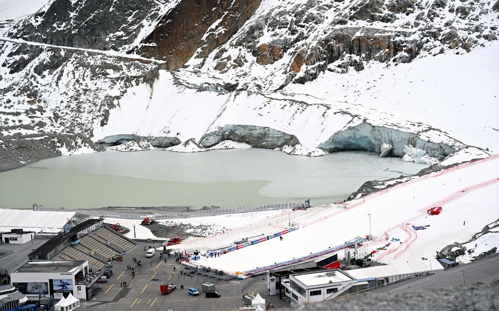 Die Abrisskante des Gletschers und der Zielbereich der Alpinen Ski-Weltcupstrecke am Rettenbachferner.