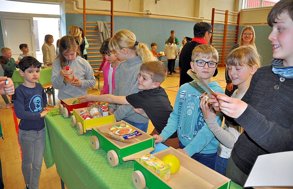 Gesunde Ernährung ist wichtig. Doch was ist gesund? Die Mädchen und Jungen mussten den Ernährungszug entsprechend beladen.