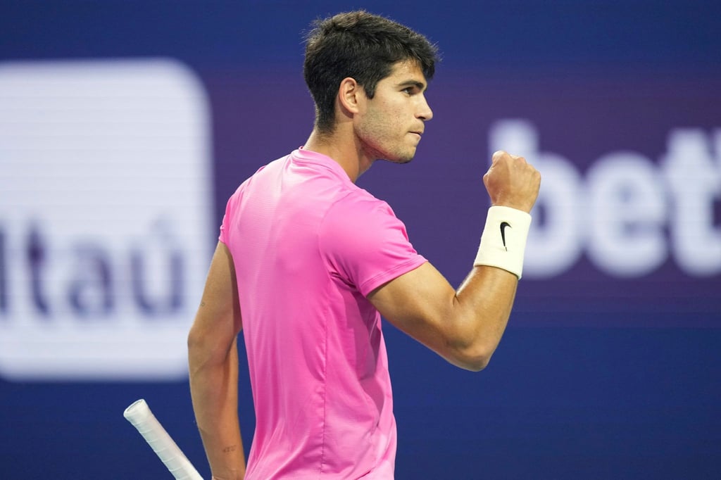 Carlos Alcaraz jubelt nach seinem Sieg gegen Taylor Fritz.