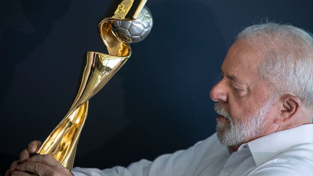 Brasiliens Präsident Luiz Inácio Lula da Silva mit der WM-Trophäe.