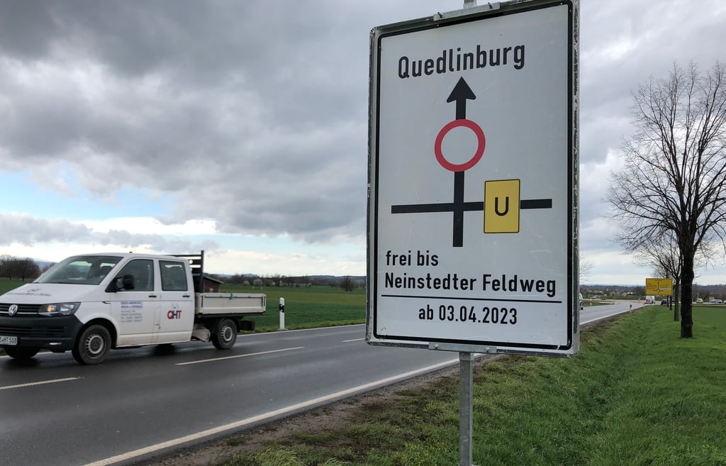 Umleitungsschilder wie hier an der Landesstraße aus Richtung Gernrode sind in dieser Woche aufgestellt worden.