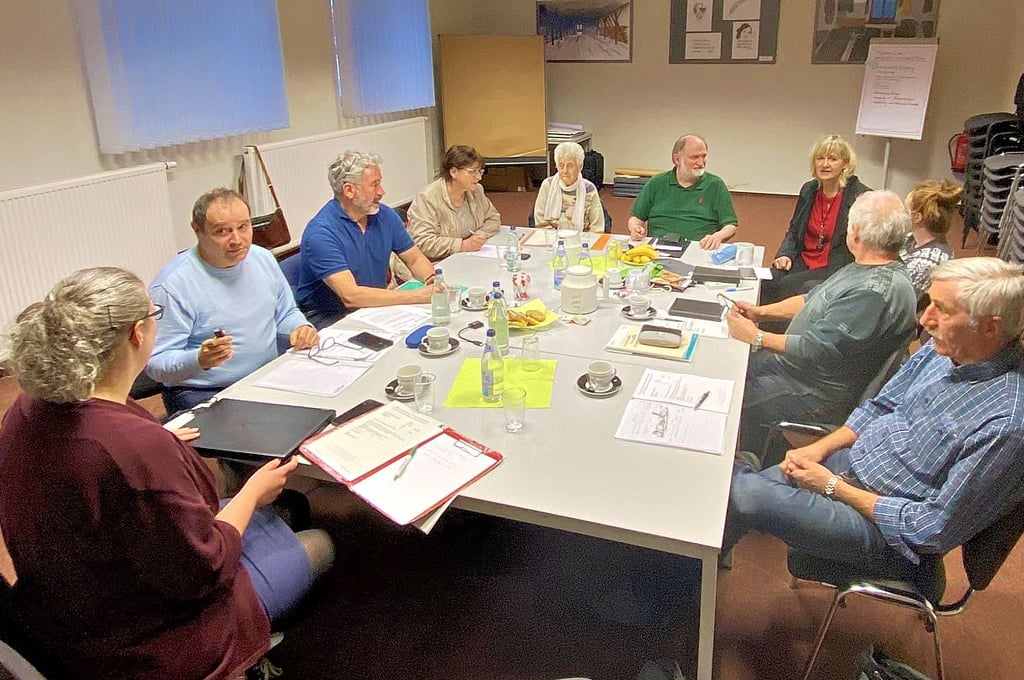 Die Mitglieder des Freundeskreises zur Weiterentwicklung der Gedenkstätte KZ-Lichtenburg Prettin stimmen sich über ihr erstes Projekt ab.