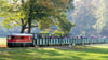 Die Lokomotive EA01 der Dresdner Parkeisenbahn zieht einen Personenzug durch den Großen Garten.