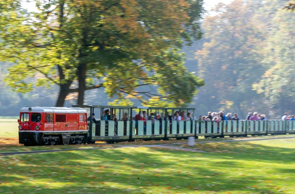 Die Lokomotive EA01 der Dresdner Parkeisenbahn zieht einen Personenzug durch den Großen Garten.