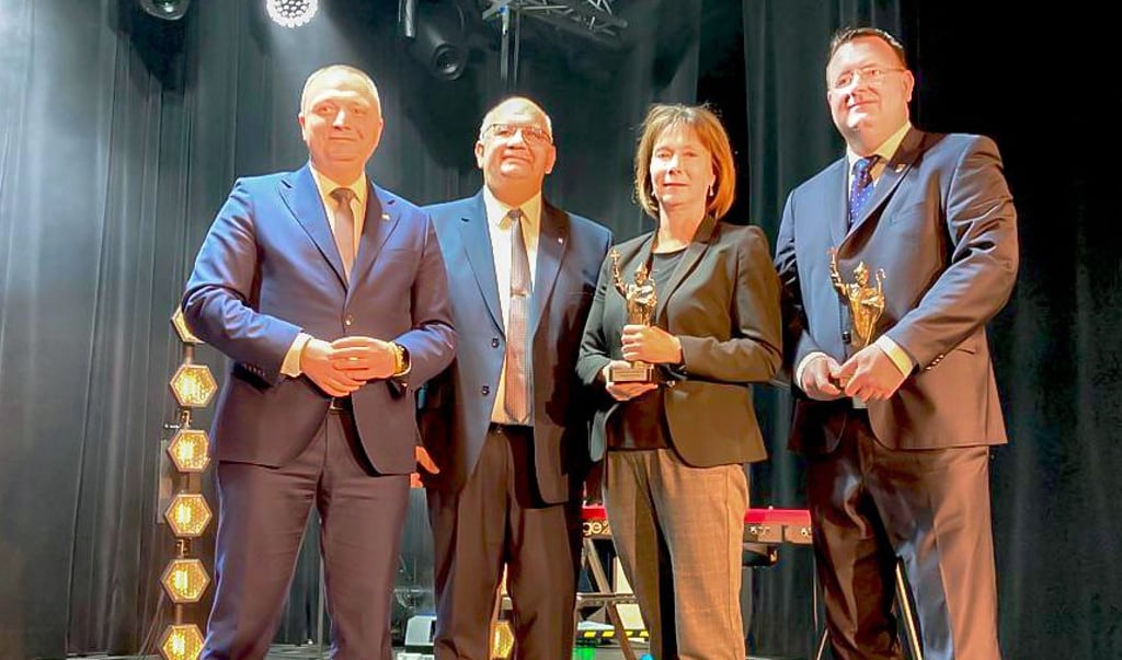 Querfurts Bürgermeister Andreas Nette (r.) und die Büroleiterin des Landrats, Franziska Weidner, nahmen den Preis in Giżycko in Empfang.
