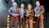 Querfurts Bürgermeister Andreas Nette (r.) und die Büroleiterin des Landrats, Franziska Weidner, nahmen den Preis in Giżycko in Empfang. 