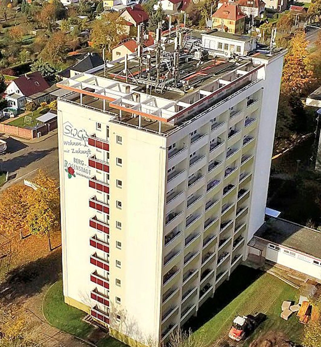 Blick auf das Hochhaus mit seinen vielen Antennen.