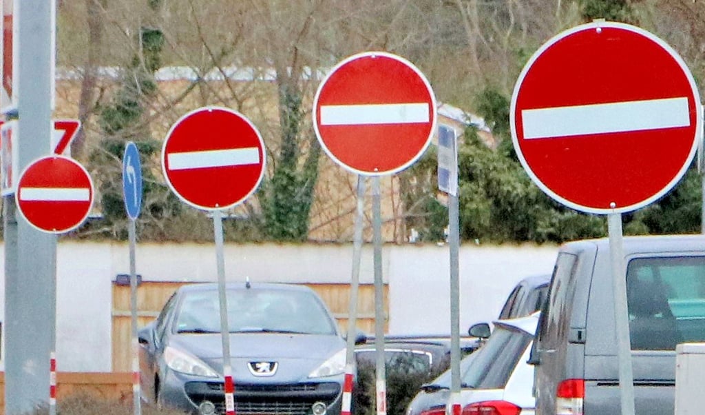 Im Jessener Baderhag stehen viele Schilder, die auf eine zeitweilige Einbahnstraßenregelung hinweisen, aber nicht selten werden sie ignoriert.