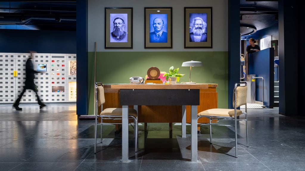 Möbel und Bilder aus der Zeit der Deutschen Demokratischen Republik werden n in den Ausstellungsräumen des DDR-Museums präsentiert.