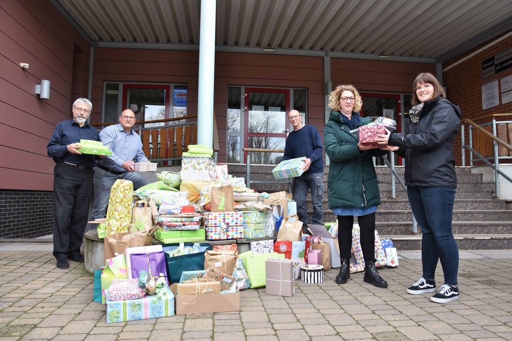 Auf dem Schulhof der Freien Waldorfschule Magdeburg wurden die Geschenke zum Osterfest an die Tafel übergeben.