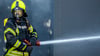 Ein Mitglied der Feuerwehr beim Löscheinsatz.
