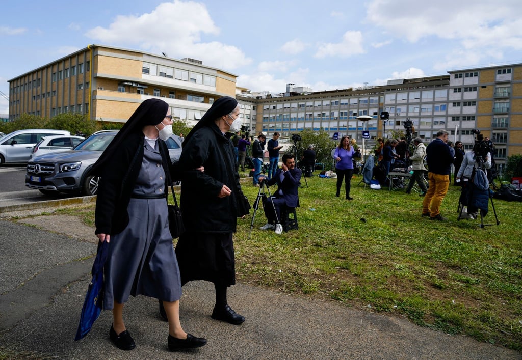 Zwei Nonnen gehen an dem Krankenhaus Agostino Gemelli vorbei, in dem sich Papst Franziskus aufhält.